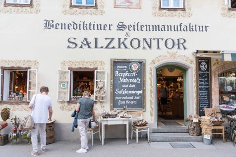 Fassade der Bendiktiner Seifenmanufaktur in Hallstadt.
