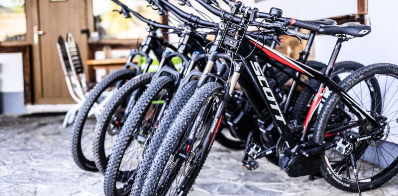 E-Bikes in einer reihe aufgestellt